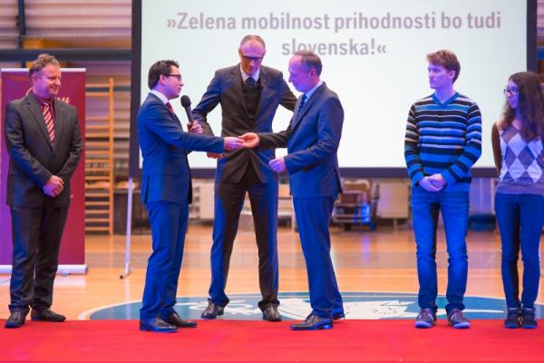 BMW Group Slovenija hat der Gesellschaft Hidria und dem Gymnasium in Idrija zwei elektrische Fahrzeuge übergeben