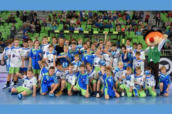 Hidria übergab 264 Bälle für junge Handballspieler
