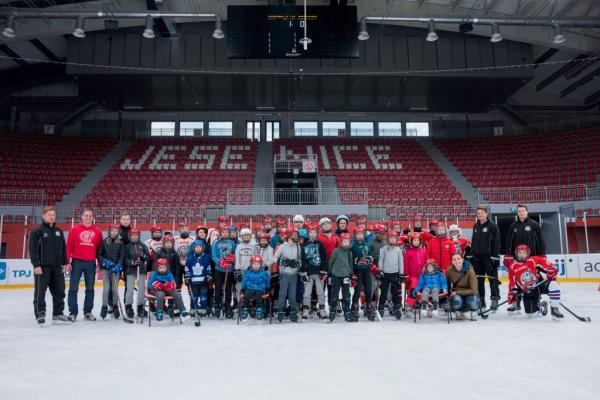 Der erste Eiswettbewerb hat die kleinen Helden zu Kämpfern und Hockeyspielern gemacht